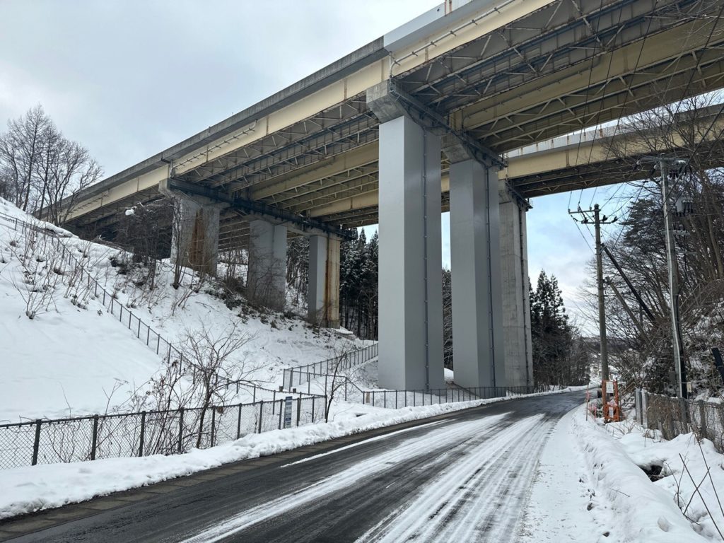 東北自動車道　保戸沢橋耐震補強工事の写真